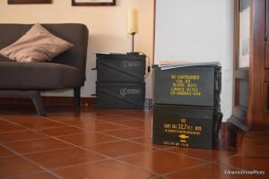 una sala de estar con sofá y una pila de cajas. en Bed & Breakfast La Costa en Cassino