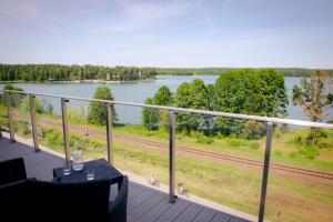 balkon z widokiem na jezioro w obiekcie Apartamenty Białe Tomasza 4 w mieście Augustów