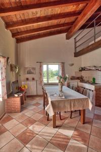 cocina con mesa y sillas en una habitación en Cascina Giacometta, en Novi Ligure