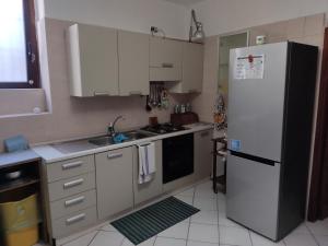 eine Küche mit einem weißen Kühlschrank und einer Spüle in der Unterkunft Casina vicino al Vico in Vatolla