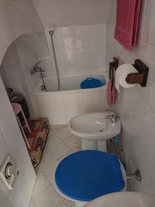Casina vicino al Vico في Vatolla: حمام صغير مع مرحاض ومغسلة