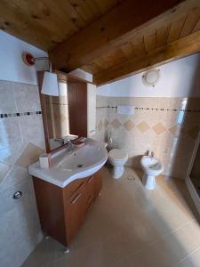 a bathroom with a sink and a toilet at B&B Casa Letizia in Trentinara