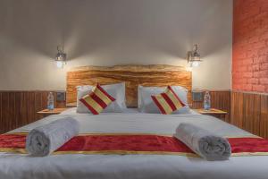 Кровать или кровати в номере Echor Mud Huts Tabo, Spiti Valley
