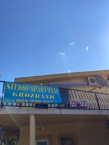 Balkón nebo terasa v ubytování Apartmani Grozdanic Canj