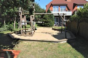 un parque infantil en el patio de una casa en Feriendorf Öfingen 01 en Bad Dürrheim