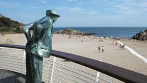 Una estatua de una mujer parada en la playa en Accès direct à la PLAGE de Mr HULOT Saint Marc sur Mer près de La Baule - Parking privé, en Saint-Nazaire