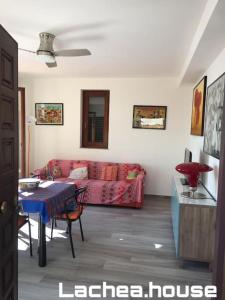 Posezení v ubytování Lachea House appartamento sul mare dei Ciclopi
