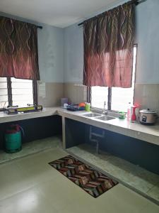 Virtuvė arba virtuvėlė apgyvendinimo įstaigoje Homestay Che Wan Satu