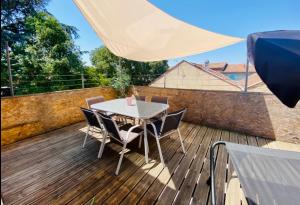 a patio with a table and chairs on a deck at T3 en duplex pour 6 pers bien placé terrasse et parking inclus in Toulouse