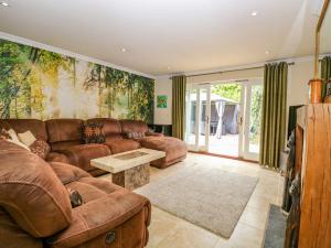 un salon avec un canapé et une table dans l'établissement Birch Cottage, à Norwich