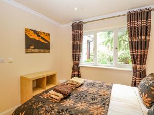 une chambre avec un lit et une fenêtre dans l'établissement Birch Cottage, à Norwich