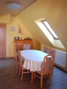 a dining room with a table and chairs at Ferienwohnung Prinke in Niedertrebra