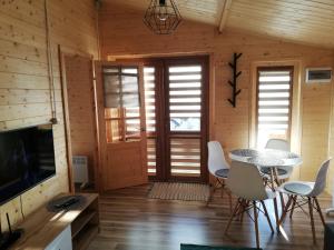 a room with a table and chairs in a cabin at Domki Na Stoku Laworty in Ustrzyki Dolne