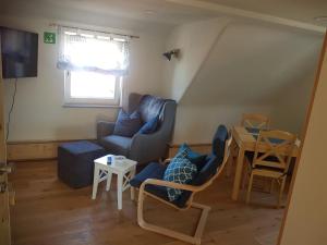 ein Wohnzimmer mit einem Sofa und einem Tisch in der Unterkunft Wohnung 3 - a69942 in Spiegelberg