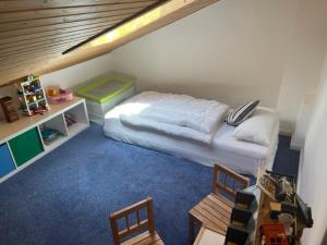 Postel nebo postele na pokoji v ubytování Apartment Wendelsteinblick - Wohnen auf Zeit - Homeoffice - Balkon mit Bergblick- buchbar ab 28 Nächte