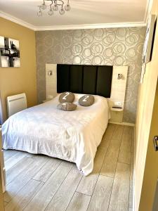 1 dormitorio con 1 cama con 2 almohadas en Plage à 50m Appartement Rêves étoilés Villa Les Bains de Mers, en Mers-les-Bains
