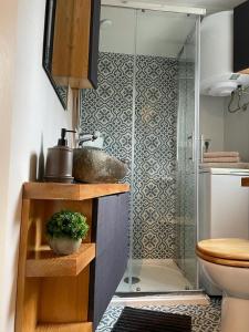 uma casa de banho com um chuveiro, um lavatório e um WC. em Condo in town centre em Rijeka