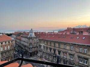 uma vista sobre os telhados de edifícios de uma cidade em Condo in town centre em Rijeka