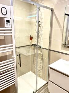 een douche met een glazen deur in de badkamer bij Plage à 50m Appartement Rêves tranquilles Villa Les Bains de Mers in Mers-les-Bains