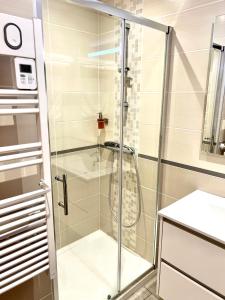 a shower with a glass door in a bathroom at Plage à 50m Appartement Rêves tranquilles Villa Les Bains de Mers in Mers-les-Bains