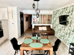 een woonkamer met een tafel en een bank bij Plage à 50m Appartement Rêves tranquilles Villa Les Bains de Mers in Mers-les-Bains
