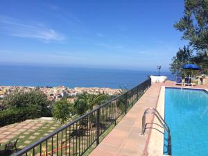 een villa met een zwembad en uitzicht op de oceaan bij Villa Del Conte in Drapia