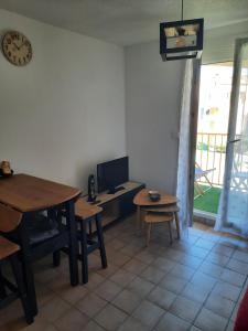 Una televisión o centro de entretenimiento en studio vue sur mer