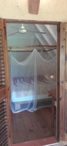 1 dormitorio con 1 cama con mosquitera en Casa 3 amigos-Palm roofed house, en Las Galeras