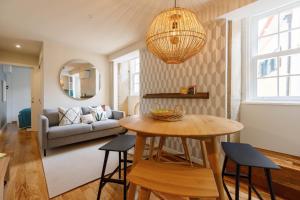 - un salon avec une table, des chaises et un canapé dans l'établissement Green Apartment Foz, à Porto