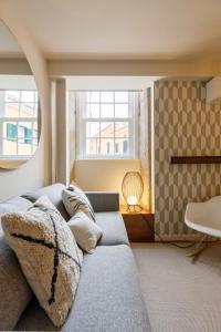 - un salon avec un canapé et 2 fenêtres dans l'établissement Green Apartment Foz, à Porto