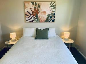 A bed or beds in a room at Family Favourite, Spacious 2 Bedroom Unit