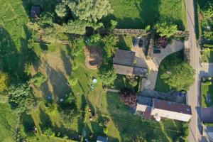 una vista aerea di una casa con cortile di Montigny House a Forville