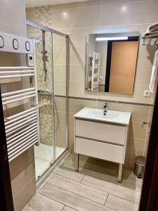 een badkamer met een wastafel en een douche bij Plage à 50m Appartement Rêves tranquilles Villa Les Bains de Mers in Mers-les-Bains