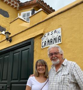 un hombre y una mujer parados frente a un edificio en Casa de La Gañanía, en Los Realejos