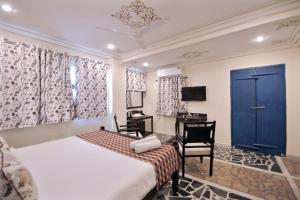 The Lake View Hotel- On Lake Pichola客房内的一张或多张床位