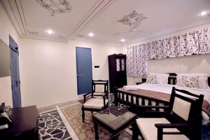The Lake View Hotel- On Lake Pichola客房内的一张或多张床位