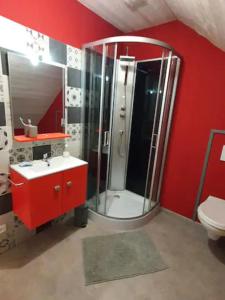 La salle de bains est pourvue d'une douche, d'un lavabo et de toilettes. dans l'établissement Chambre d'hôtes à la campagne "Le coudry", à Serley