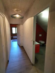 an empty room with a hallway with a toilet at Chambre d'hôtes à la campagne "Le coudry" in Serley