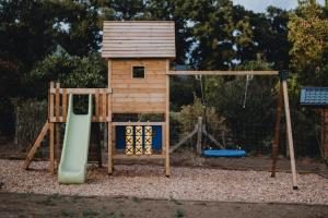 un parque infantil con tobogán y estructura de juegos en Le Paradis d'Henri en Hannut
