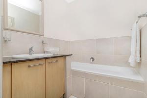 Bilik mandi di West Point Properties +10 gambar