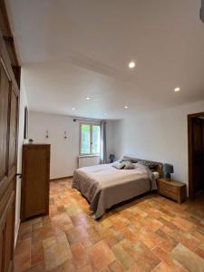 a bedroom with a bed and a wooden floor at Comorebi Provence in Entrecasteaux