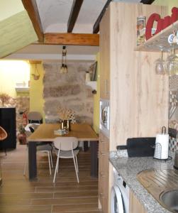 eine Küche mit einem Tisch und einem Esszimmer in der Unterkunft La Casa del Campillo in Baltanás