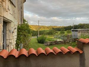 的住宿－Maison familiale en Périgord (Billard+Cheminée)，一座带屋顶的建筑,享有田野的景色