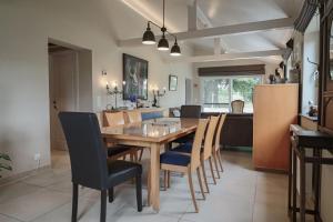 comedor y sala de estar con mesa y sillas en Vakantiewoning Tilia en Zottegem