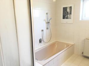 a bath tub in a bathroom with a shower at Gemütliche und geräumige Unterkunft, Nähe Linz in Luftenberg an der Donau