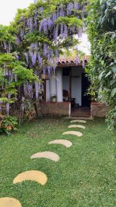 a garden with a pathway in front of a house at Casa Rural La Gañanía in Los Realejos