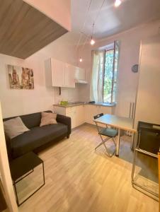 - un salon avec un canapé et une table dans l'établissement Petit studio bien placé jardin et parking gratuit, à Toulouse
