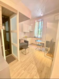 un soggiorno con divano e tavolo di Petit studio bien placé jardin et parking gratuit a Tolosa