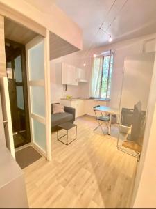 sala de estar con sofá y mesa en Petit studio bien placé jardin et parking gratuit, en Toulouse