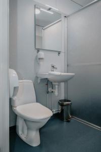 Koupelna v ubytování Wisingsö Hotell + 37 fotografií